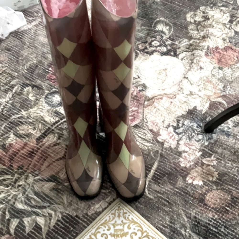 I’m selling Emilio Pucci size 39 = 9. Like new wore once. Too narrow for my feet